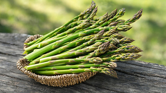 can chickens eat asparagus?(Serving Size, Hazards & More)